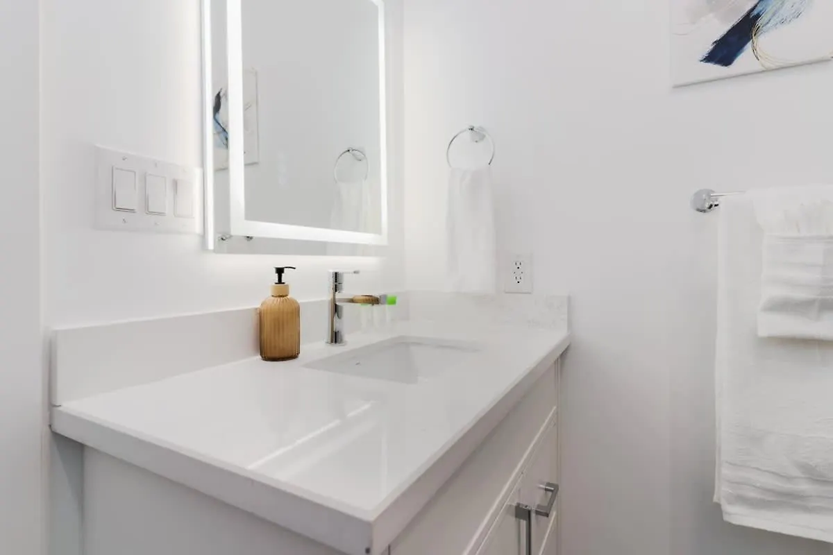 Hotel Modern Suite 3 Min To Transit Downtown Toronto Kanada